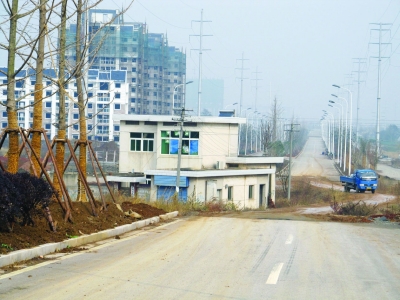 “房堅強”站在路中央已近3年。