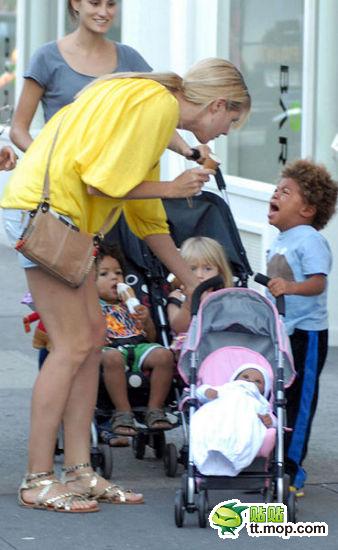 星二代長相被網(wǎng)友吐槽 金喜善后悔公布孩子照片