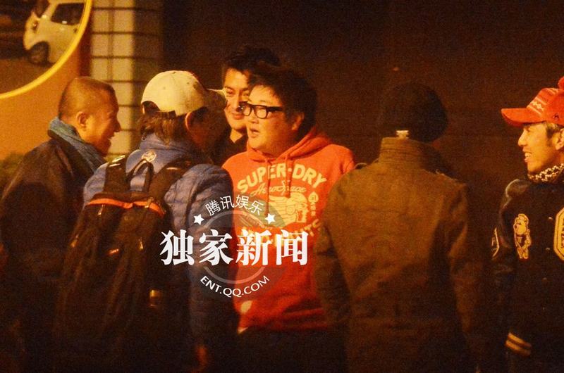 明星足球隊(duì)夜會(huì)餃子館 孫楠房車主路倒車