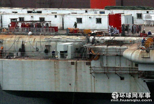 資料圖：瓦良格航母接受改造。