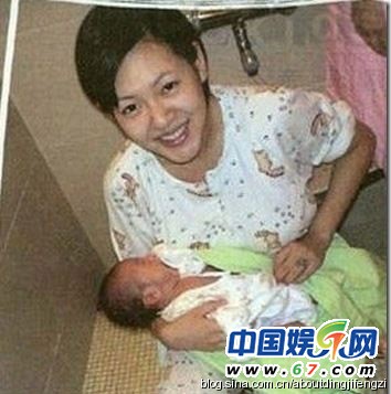 盤點(diǎn)當(dāng)眾哺乳秀母愛(ài)的女星