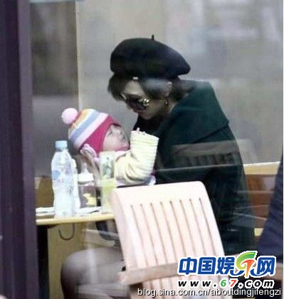 盤點(diǎn)當(dāng)眾哺乳秀母愛的女星