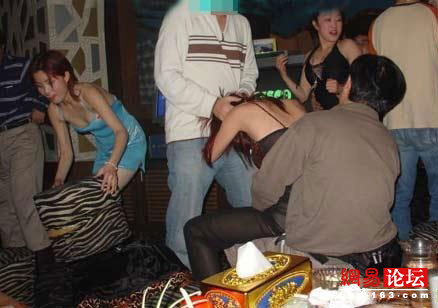 KTV里盡是齷齪男女 瘋玩無底線