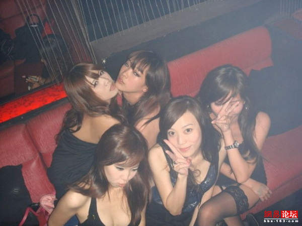 KTV里盡是齷齪男女 瘋玩無底線