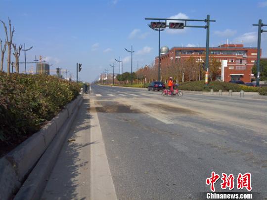 事發(fā)現(xiàn)場位于路口紅綠燈處?！」热A　攝