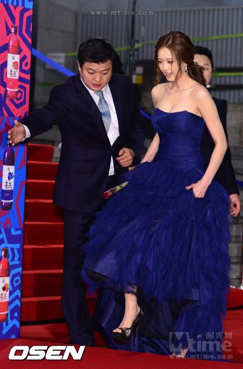 河娜京超深V裝跌倒露乳暈 青龍獎紅毯眾星秀“清涼”