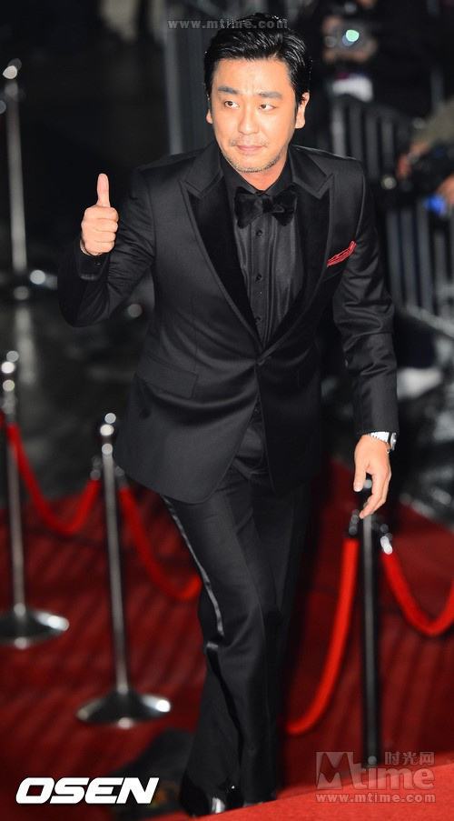 河娜京超深V裝跌倒露乳暈 青龍獎紅毯眾星秀“清涼”