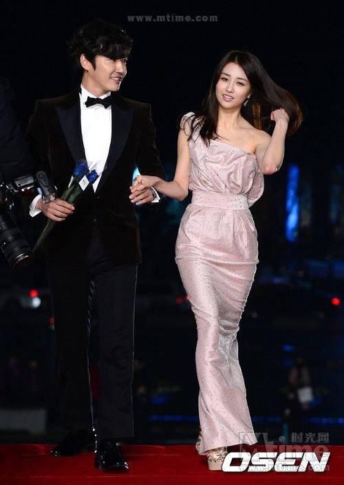 河娜京超深V裝跌倒露乳暈 青龍獎紅毯眾星秀“清涼”