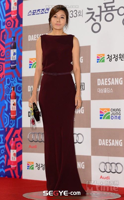 河娜京超深V裝跌倒露乳暈 青龍獎(jiǎng)紅毯眾星秀“清涼”