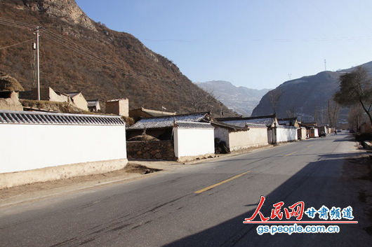 甘肅漳縣殪虎橋鄉(xiāng)東橋村，一排已經(jīng)粉刷過的“遮羞墻”（人民網(wǎng)記者 高翔 張鵬 隋欣 攝）