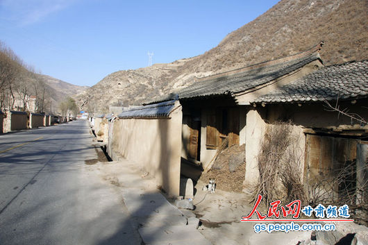 甘肅漳縣殪虎橋鄉(xiāng)東橋村，一間被墻所擋的民房（人民網(wǎng)記者 高翔 張鵬 隋欣 攝）