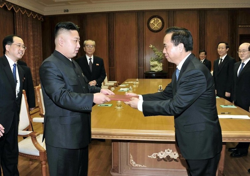 中國共產黨代表團贈送金正恩禮物