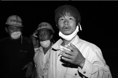 2008年，映秀馬元江搜救現(xiàn)場的尹春龍。（資料圖片） 本報記者周民攝