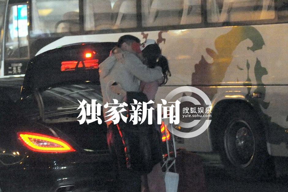 莫小棋返京百萬(wàn)豪車接駕 新男友首曝光