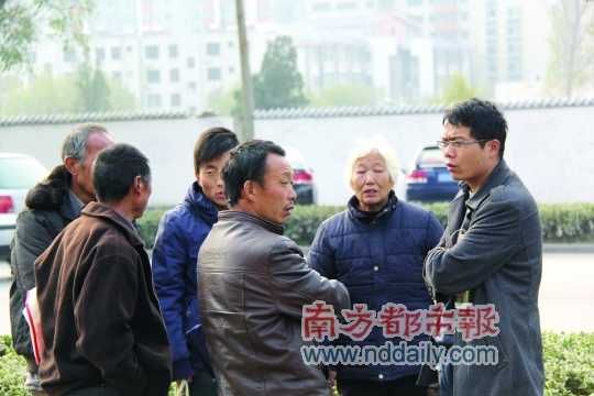 登封法院外，張海超與病人和家屬交談。在許多塵肺病友看來，張海超是一個大救星。