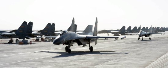 我空軍出動殲10殲11機群舉行最大規(guī)?？諔?zhàn)演練