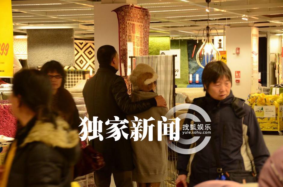 何潔與男友逛家居店高調摟抱