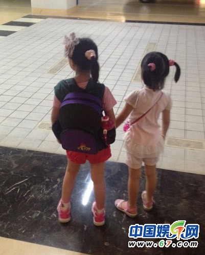 小S素顏攬愛(ài)女全家烤肉賞月