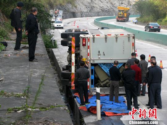 運鈔車高速路側翻警方護衛(wèi)6億現鈔安全轉移（圖）