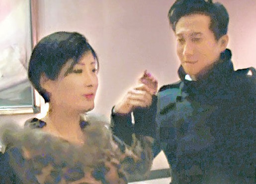 傳沖突事件中洪天明有份拉開眾人，旁為周家蔚。