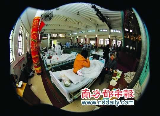 病人被轉(zhuǎn)移到該院的工會(huì)大禮堂。通訊員 符曉亮 攝
