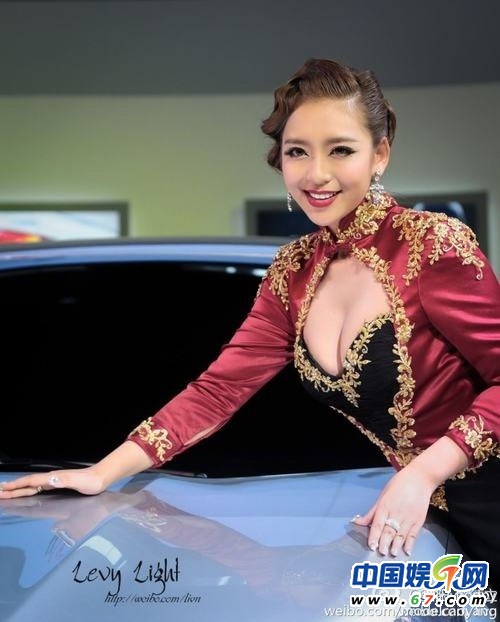 19歲嫩模曹陽獲“車展女神”封號 海量私照曝光