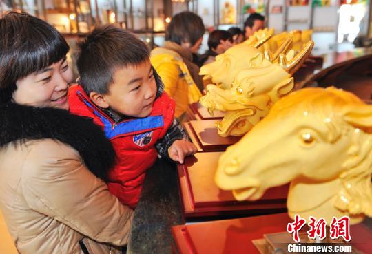 12月9日，江蘇農(nóng)民企業(yè)家冷貝生打造的黃金版圓明園十二生肖獸首向世人展現(xiàn)。冷貝生供圖攝