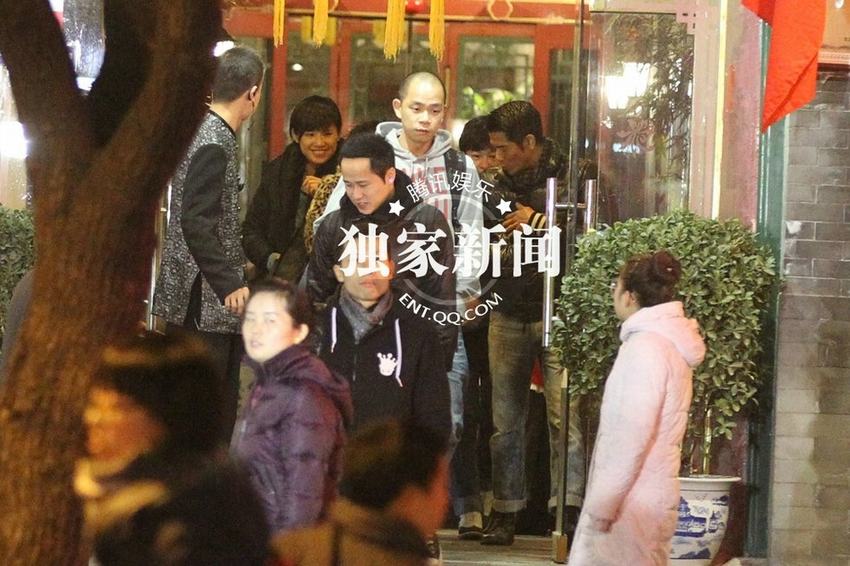 郭富城微醺女同事簇擁