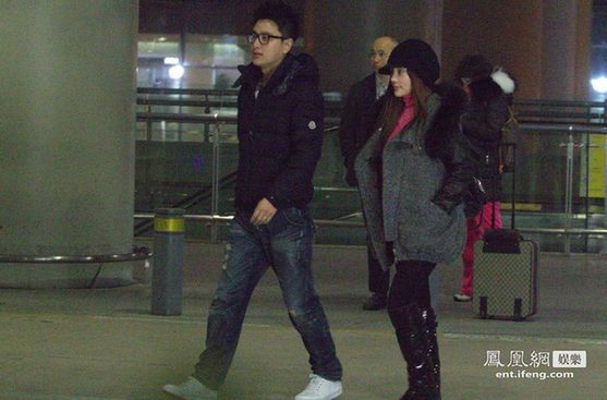 李小璐產后現身胸圍暴漲 賈乃亮護駕做“跟班”老公
