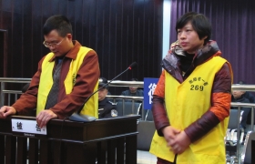 12月10日，衡陽(yáng)市中級(jí)人民法院，顧湘陵（左）和妻子吳利君當(dāng)庭接受庭審。圖/通訊員李建輝