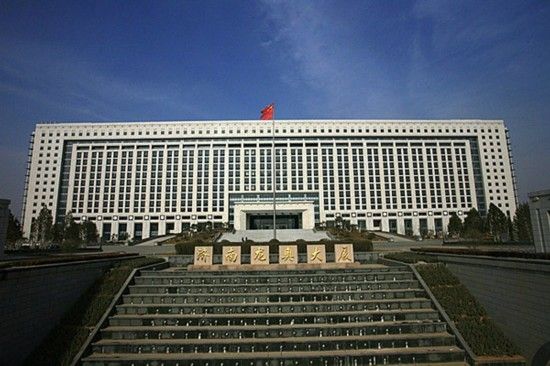 濟(jì)南龍奧大廈，位于濟(jì)南經(jīng)十東路奧體中心，建筑面積37萬平米，造價40億，里面走廊周長為1公里，有40多部電梯，光電話和電腦信息點插座就有45000個。