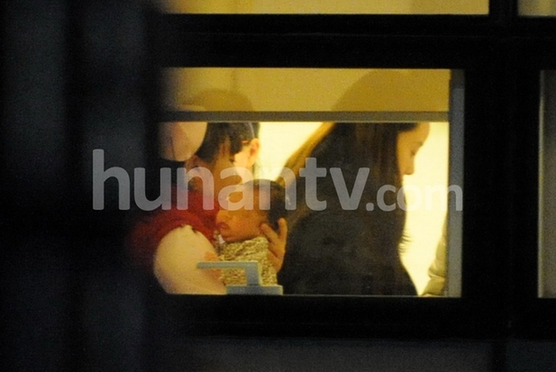 李小璐現(xiàn)身抱愛(ài)女復(fù)查