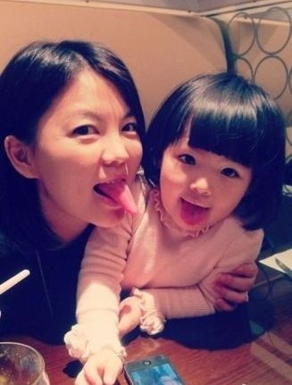 王岳倫微博曬妻子李湘與愛女合照。
