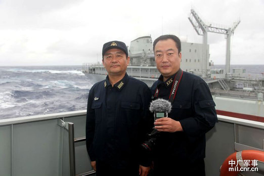遠洋航行補給中，中國廣播網(wǎng)記者馬藝（右）采訪東海艦隊某驅逐艦支隊長王建勛