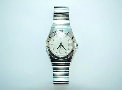 女保姆見(jiàn)財(cái)起意 偷走雇主10萬(wàn)名表鉆戒 女保姆見(jiàn)財(cái)起意 偷走雇主10萬(wàn)名表鉆戒