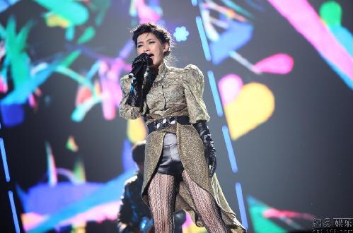 《中國(guó)好聲音》巡演南昌站 吳莫愁變身Lady Gaga