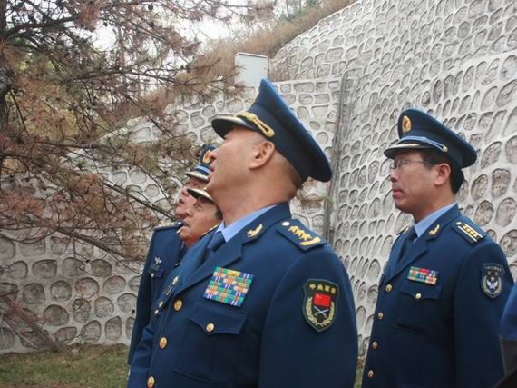 資料圖：空軍首長瞻仰空軍英雄紀(jì)念墻。