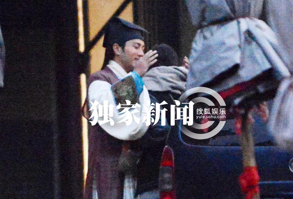 楊冪探班劉愷威 片場(chǎng)擁抱熱吻