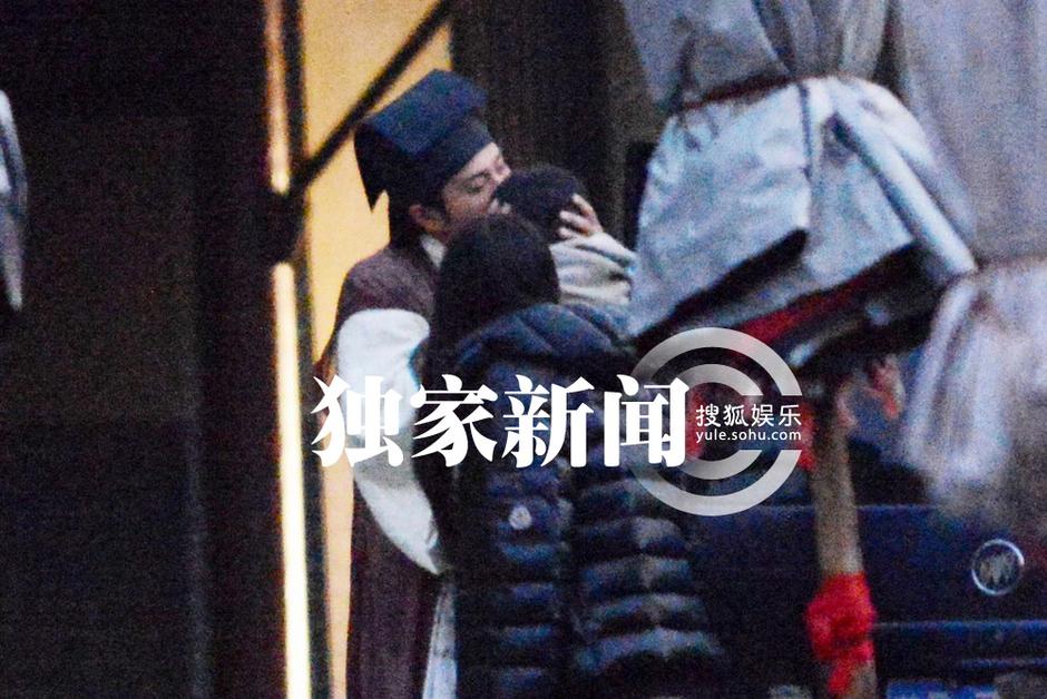 楊冪探班劉愷威 片場(chǎng)擁抱熱吻