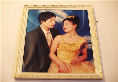 閔擁軍的結(jié)婚照。