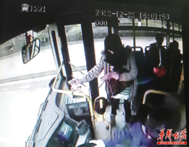 公交車監(jiān)控顯示女子將百元鈔票一張一張投進(jìn)投幣箱。
