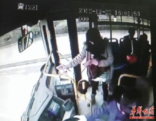 公交車監(jiān)控顯示女子將百元鈔票一張一張投進(jìn)投幣箱。
