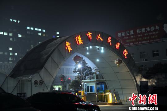 圖為24日晚上，一名遇難孩童家屬向記者講訴事故發(fā)生經(jīng)過。 劉占昆 攝