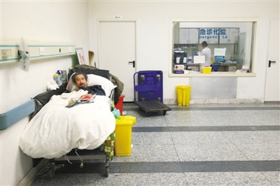 姚四海的病床占了兩三個病床的位置，他5年沒交過錢。