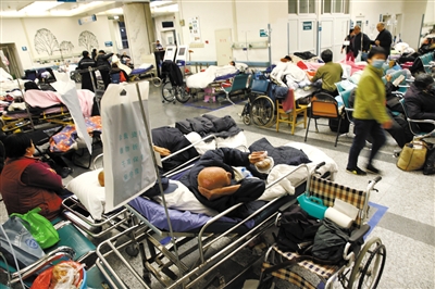 12月20日凌晨，西城一家三甲醫(yī)院急診的大廳和過道上擠滿了臨時病床。記者看到，急診病床上躺著的多為老年病號。A28-A29版攝影/新京報記者 尹亞飛