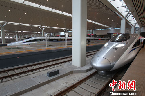 12月26日，河南鄭州，即將發(fā)車的京廣高鐵。當(dāng)日，世界上運(yùn)營里程最長的高速鐵路京廣高鐵正式開通運(yùn)營，全程2298公里，全線設(shè)計(jì)時(shí)速350公里。中新社發(fā) 王中舉 攝