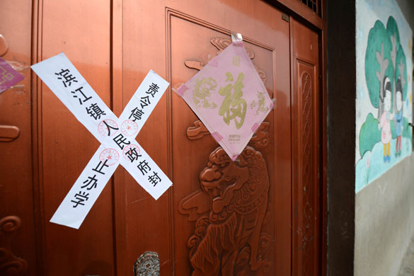 貴溪市濱江鎮(zhèn)春蕾幼兒園大門被貼上封條（2012年12月25日攝）。 攝影：新華社記者 周科