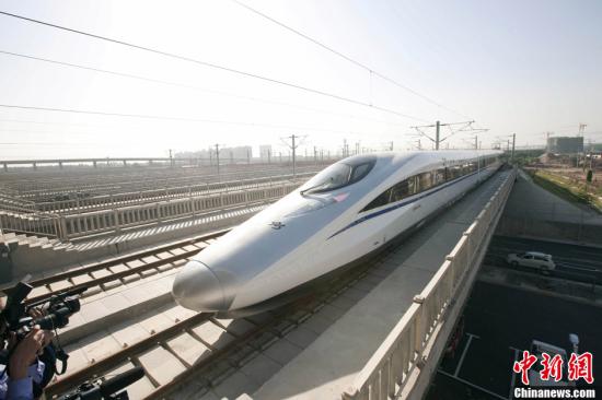 12月26日，世界上運(yùn)營里程最長的高速鐵路北京至廣州高速鐵路將全線貫通，全程僅需7小時(shí)59分。中新社發(fā) 侯宇 攝 視頻：實(shí)拍京廣高鐵:從溫暖花城到寒冷京城 來源:中國新聞網(wǎng)