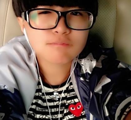 46歲“金龜子”劉純燕與王寧舊照曝光 大學(xué)時期宿舍親密