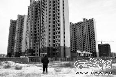 寒風(fēng)中，姜凱喜望著已經(jīng)封頂?shù)男^(qū)心里很失落